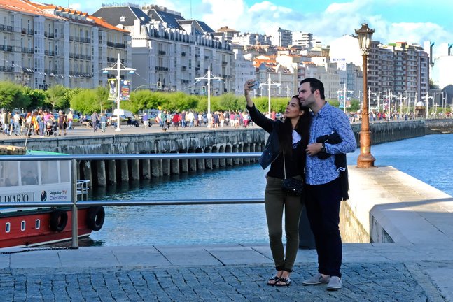Una pareja de turistas se toma una foto en Santander. EP / Archivo