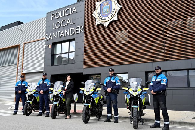 Presentación de las nuevas cuatro motos para la Policía Local de Santander. / Alerta