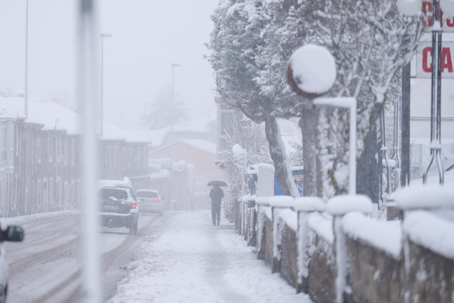 Una persona camina por una calle cubierta de nieve en Cantabria. / Juan Manuel Serrano Arce