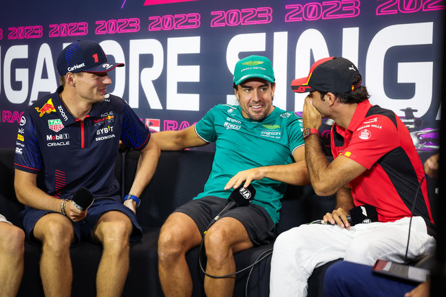 Max Verstappen con Fernando Alonso y Carlos Sainz. / EP