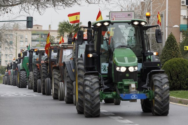 Agricultores protestan durante la tractorada en el centro de Granada. EP / Álex Cámara