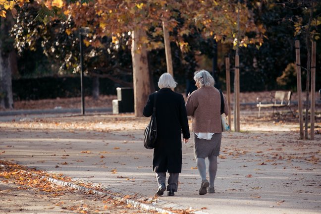 Dos mujeres ancianas caminando por un parque. Gabriel Luengas / Archivo