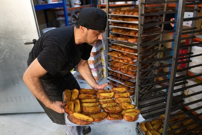 Una persona elaborando torrijas en una pastelería. EP / Rafael Bastante