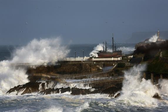 Santander se prepara por el temporal que previene la AEMET. / Alerta