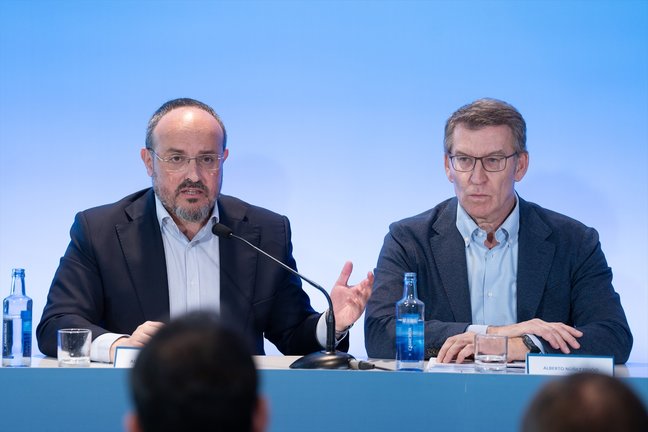 El presidente del PP de Cataluña y candidato a las elecciones catalanas, Alejandro Fernández (i) y el líder del PP, Alberto Núñez Feijóo (d). EP / David Zorrakino