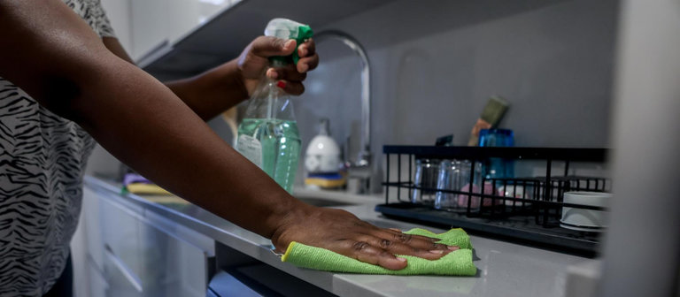 Una empleada del hogar limpia la cocina de la casa en la que trabaja. / Ricardo Rubio