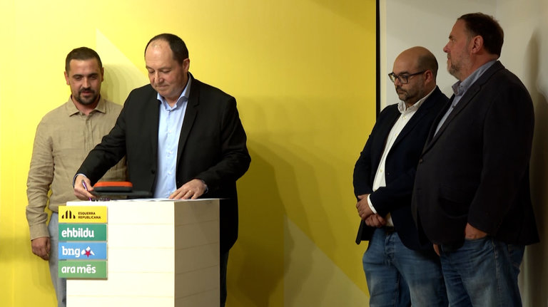 Oriol Junqueras, Pernando Barrena, Rubén Cela y Mateu Mates firman el acuerdo de coalición para las europeas. / EP