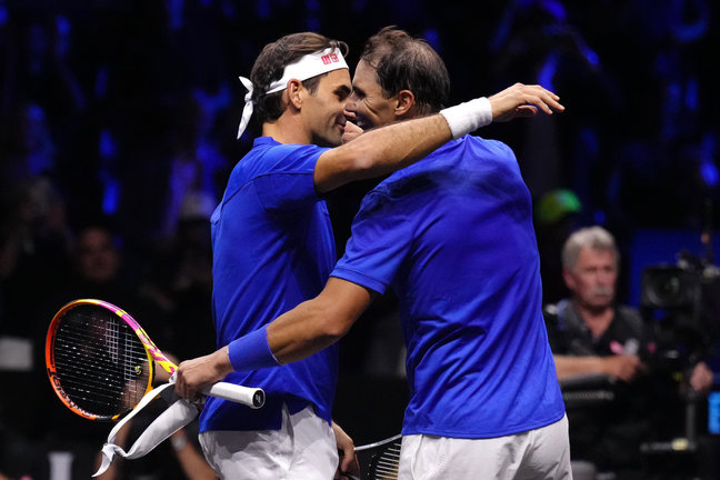 Federer y Nadal se abrazan durante la Laver Cup. / John Walton