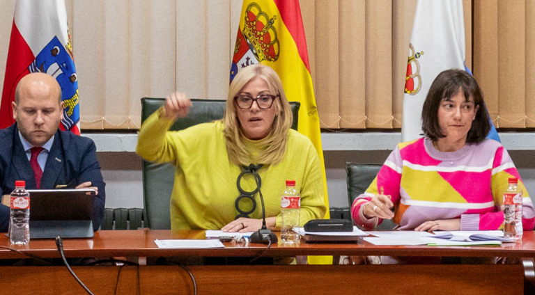 La alcaldesa de Polanco Rosa Díez en el medio en un Pleno de la localidad. / JAVIER PARADELO / ARCHIVO