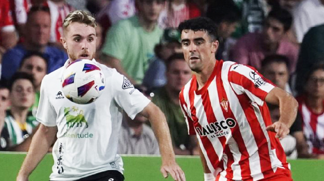 Peque controla un balón ante la atenta mirada del jugador del Sporting en el partido de ida en El Sardnero. / LH