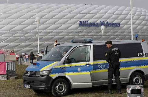 Un coche de Policía patrulla este sábado enfrente del Allianz Arena antes de disputarse el Bayern-Dortmund. / EFE