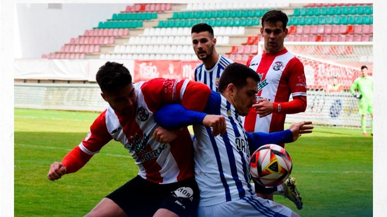 Tobar disputa un balón con el jugador del Zamora. / Néstor Revuelta