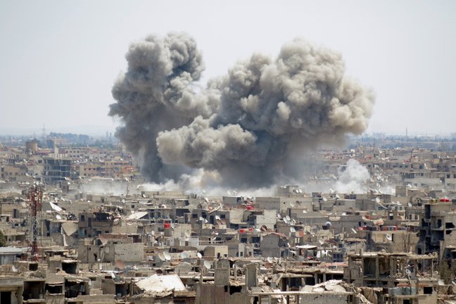 Foto archivo. Vista de un bombardeo en Damasco. / Youssef Badawi
