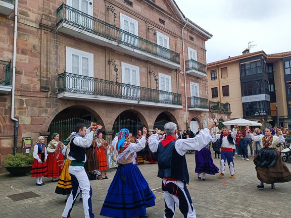 Grupo de danzas Virgen del Campo. / Alerta