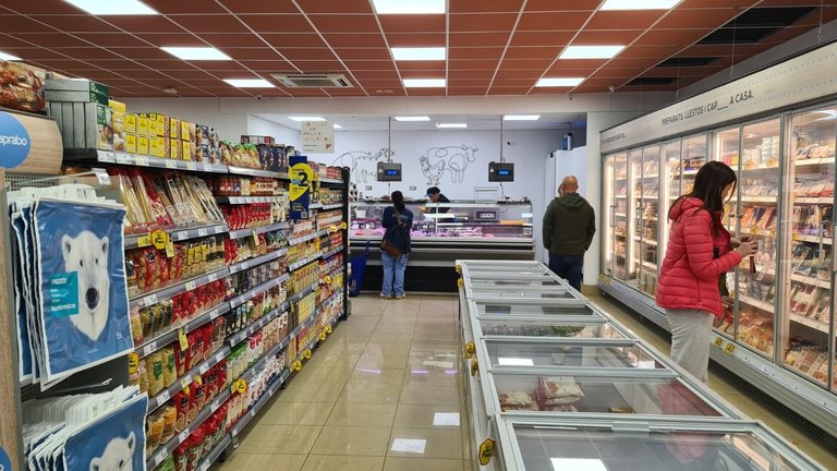 Unas personas comprando en un supermercado. EP / Archivo