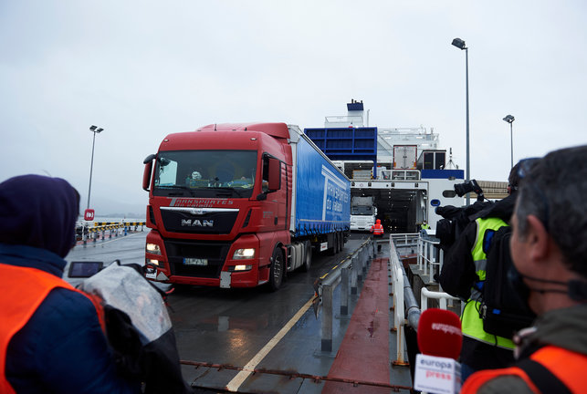 Llegada de un ferry procedente de la localidad de Portsmouth al puerto de Santander. / JUAN MANUEL SERRANO ARCE