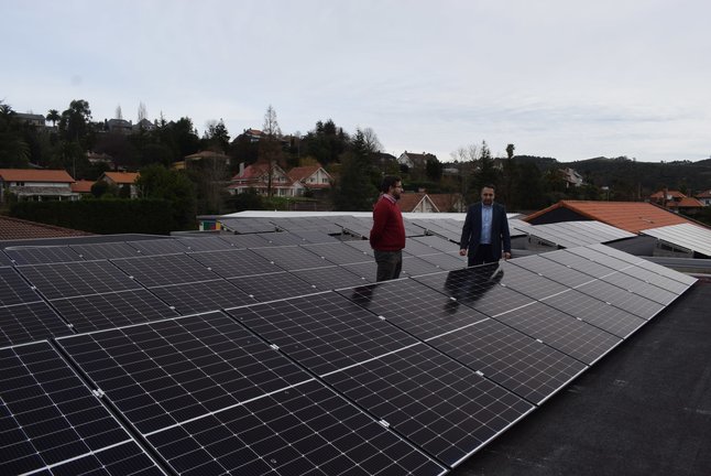 El alcalde de Piélagos, Carlos Caramés (i), visita una instalación solar en el municipio. / Alerta