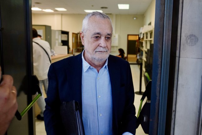 El ex presidente de la Junta de Andalucía, José Antonio Grinán llegando a los juzgados. Eduardo Briones / Archivo