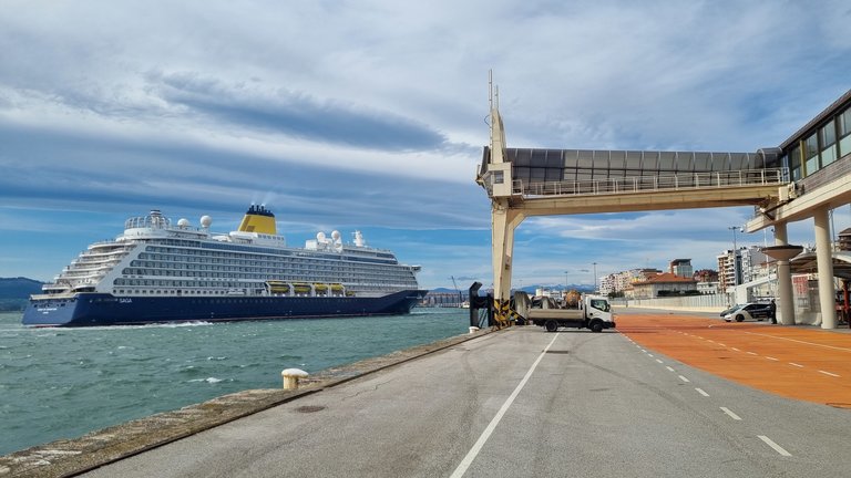 El crucero Spirit of Adventure en el Puerto de Santander / Alerta