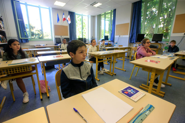 Varios niños atienden en un colegio de Niza, Francia. / EP