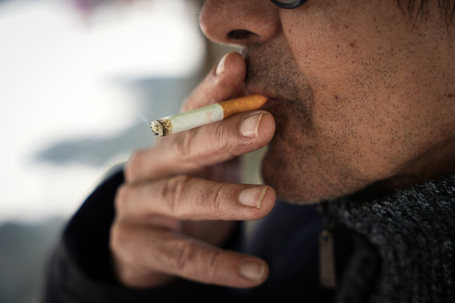 Una persona fumándose un cigarro. / María José López