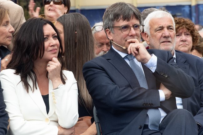 El expresidente de la Generalitat y candidato de Junts a las elecciones catalanas, Carles Puigdemont, y su mujer, Marcela Topor, durante un acto de Junts+. Glòria Sánchez