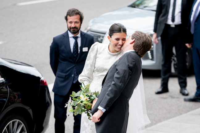 El alcalde de Madrid, José Luis Martínez-Almeida, y la sobrina segunda del Rey Felipe VI, Teresa Urquijo, salen de su boda. / A. Pérez Meca