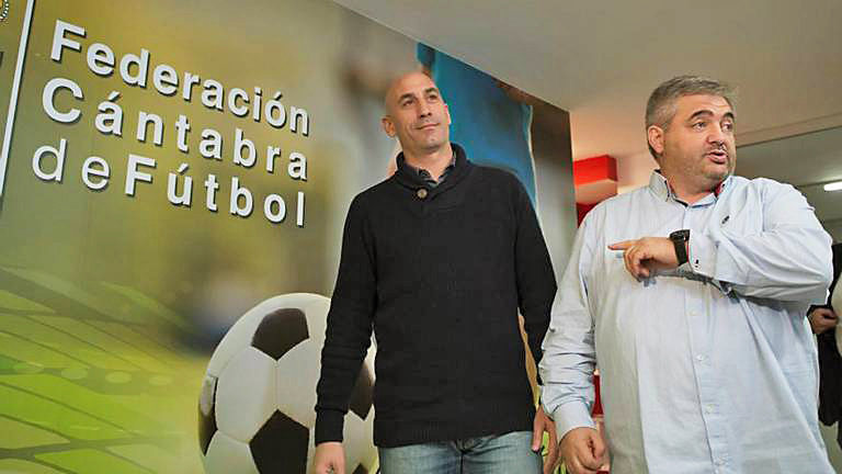 El presidente de la Real Federación Cántabra de Fútbol, José Ángel Peláez Montes, (d) junto al expresidente de la Real Federación Española de Fútbol, Luis Rubiales. / alerta