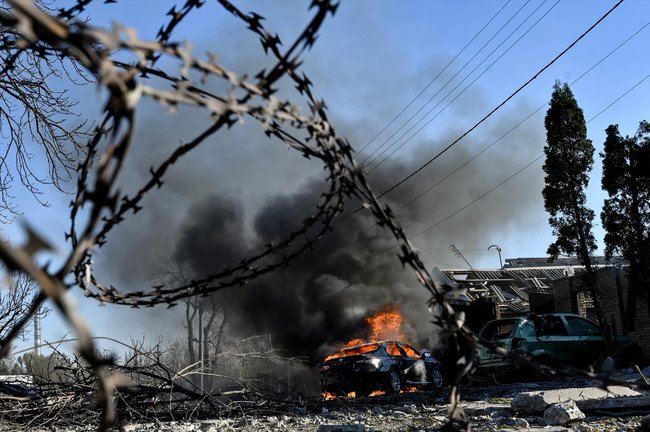 Un coche en llamas tras el ataque de un misil ruso. / Ukrinform