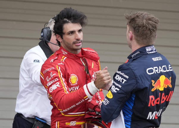 El piloto holandés Max Verstappen (d) le da la mano al español Carlos Sainz Jr. después del Gran Premio de Japón de Fórmula Uno en Suzuka. / FRANCK ROBICHON