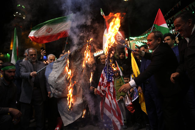 Manifestantes de Irán queman banderas de Estados Unidos e Israel. / Rouzbeh Fouladi