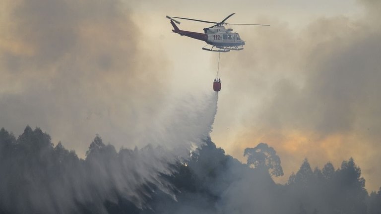 Helicóptero del 112 interviene en la extinción de un incendio en Cantabria. / 112 Cantabria