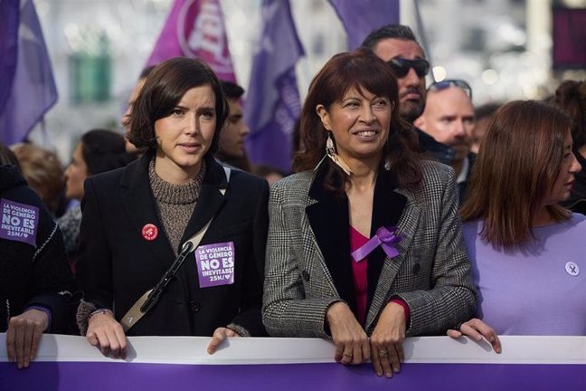 La secretaria de Igualdad del PSOE, Andrea Fernández (i), y la ministra de Igualdad, Ana Redondo (d), durante una manifestación por el 25N.
- Jesús Hellín - Europa Press