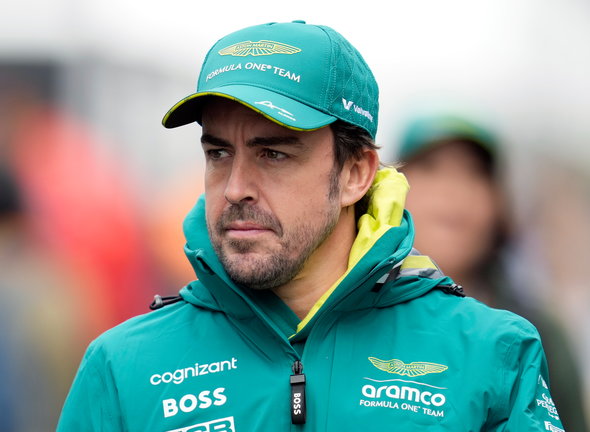 El piloto español Fernando Alonso renueva con Aston Martin. / FRANCK ROBICHON