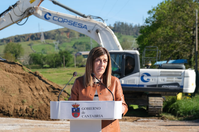 La presidenta de Cantabria, María José Sáenz de Buruaga, asiste al inicio de las obras de la variante de Sarón / Raúl Lucio