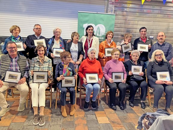 El Ayuntamiento rinde homenaje a los comerciantes jubilados con motivo del 120 aniversario del mercado de la Esperanza. / Alerta