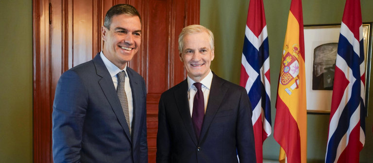 Pedro Sánchez y el primer ministro de Noruega, este viernes en Oslo. / EFE