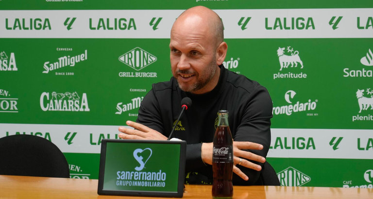 El entrenador del Racing durante la rueda de prensa. / Racing de Santander
