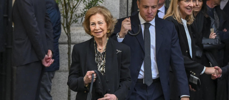 Doña Sofía, el pasado lunes, a la salida del funeral de su sobrino Fernando Gómez-Acebo. / EFE