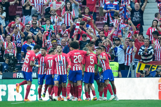 Griezzman celebra uno de los goles junto al resto de jugadores del Atlético. / EP