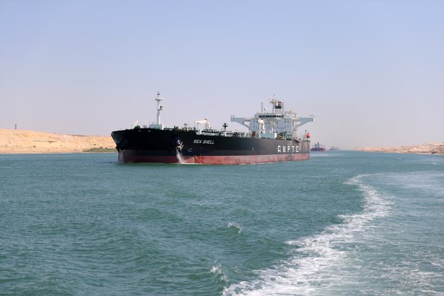 Vista de un carguero en el canal de Suez. EP / Archivo