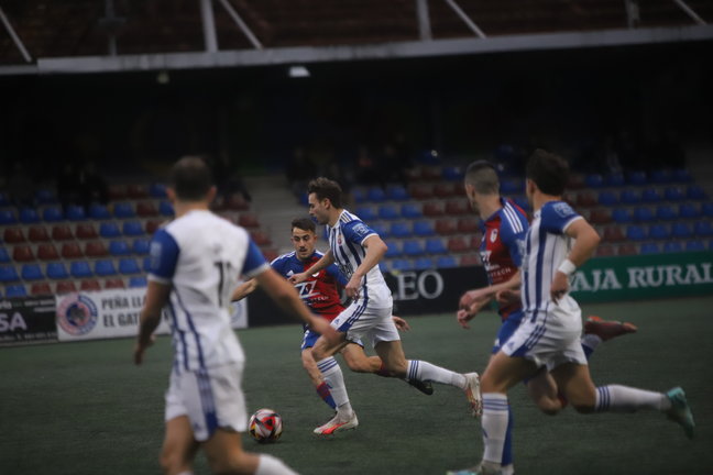 Basurto controla un balón bajo la presión del Langreo en el partido de ida. / Néstor Revuelta Zarzosa