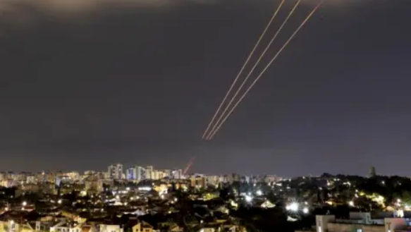Las sirenas suenan en Jerusalén mientras objetos derribados desde el cielo