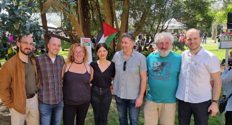 En el medio, la ministra comunista Sira Rego, en el festival palestino de Cabezón de la Sal. / IZQUIERDA UNIDA