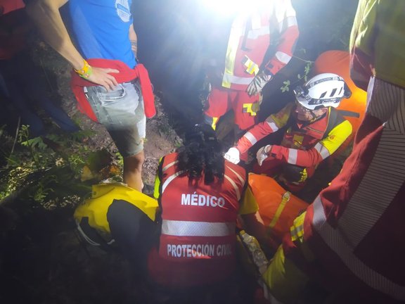 Operativo de rescate en Celis: Los bomberos de Cantabria, en una intervención nocturna, socorrieron a una mujer con una fractura de tobillo en la zona montañosa, demostrando la importancia de la seguridad en rutas rurales
