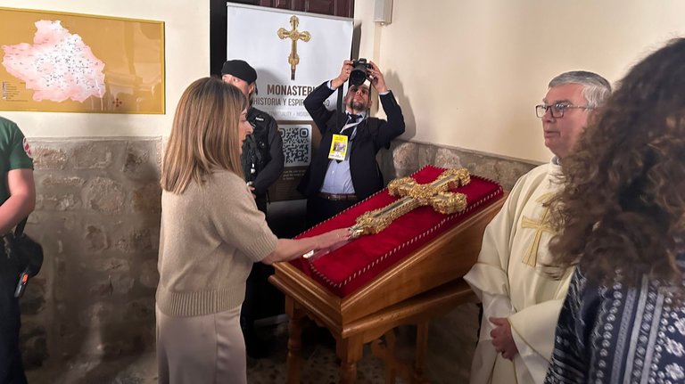 La presidenta de Cantabria rinde homenaje al Lignum Crucis en el monasterio de Santo Toribio de Liébana, considerado el fragmento más grande de la cruz de Cristo que se conserva. / Alerta