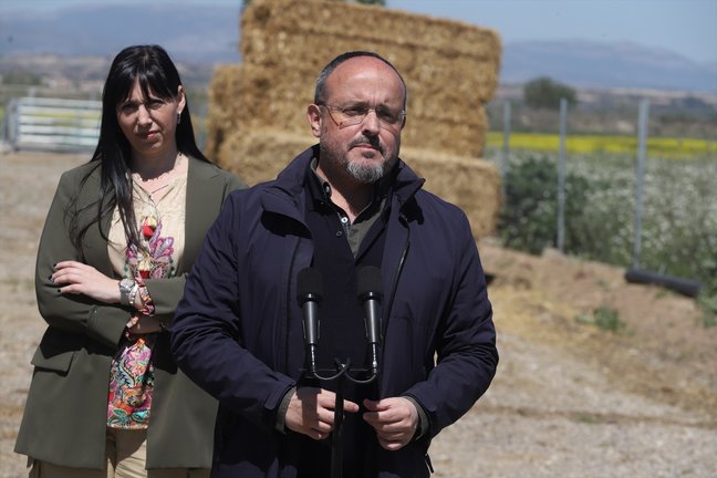 La candidata del PP por Lleida, Montse Berenguer, y el candidato del PP a las elecciones catalanas, Alejandro Fernández. Marc Trilla / EP