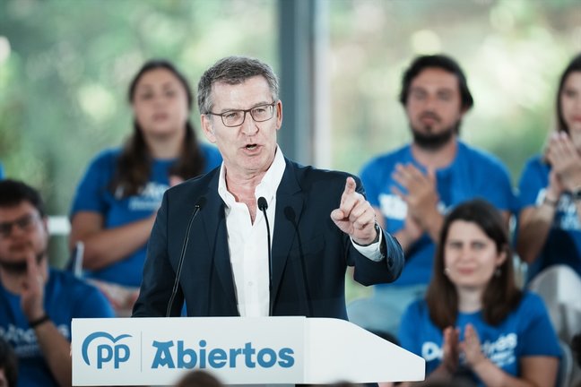 El presidente del Partido Popular, Alberto Núñez Feijóo, interviene durante un acto de campaña del PP vasco, en el Palacio Euskalduna. H. Bilbao