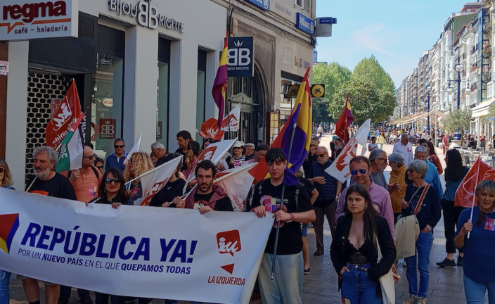 Las pocas personas de extrema izquierda que marcharon por Santander.