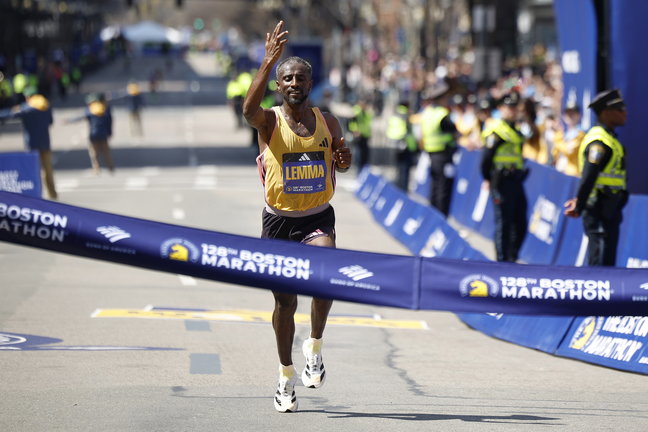 El etíope Sisay Lemma fue registrado este lunes, al ganar la edición 128 del Maratón de Boston, en la capital del Estado de Massachusetts (EE.UU.) /CJ Gunther